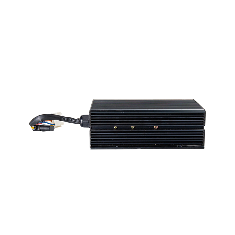 Saída estável de alta eficiência IP65 resistente a óleo à prova de poeira DC48V ampla entrada empilhadeira veículo DC-DC módulo de redução de tensão