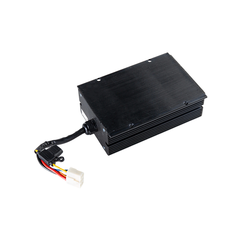 Saída estável de alta eficiência IP65 resistente a óleo à prova de poeira DC48V ampla entrada empilhadeira veículo DC-DC módulo de redução de tensão