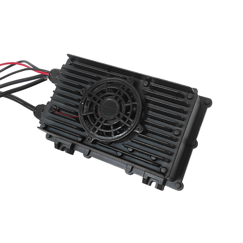 Carregador de bateria integrado de 360 W para empilhadeiras e veículos industriais